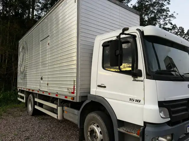 LEILÃO DE CAMINHÃO MERCEDES-BENZ ATEGO 11/12; FURGÃO MERCEDES-BENZ SPRINTER 14/15 BENS MÓVEIS DIVERSOS – ITENS PARA LOJAS