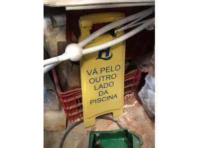 LOTE 065 - 2 cavalete de piscina amarelo