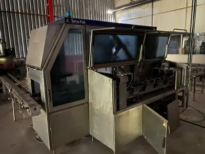 LOTE 036 - 01 Maquina de empacotar o leite Tetra Card Boar 070 V Tetra Pak