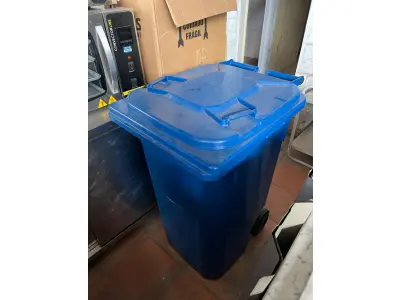 LOTE 001 - LISTAGEM GRANDE DE BENS DE LANCHERIA - PROJETOR, MESAS, CADEIRAS, FRITADEIRAS A GAS E ELETRICAS, FREEZERS, GELADEIRA, TELA, COMPUTADOR, LIXEIRA, FRIGOBAR,  FORNO CONVECTOR, CHAPA BIFETEIRA, AR CONDICIONADO SO FRENTE.