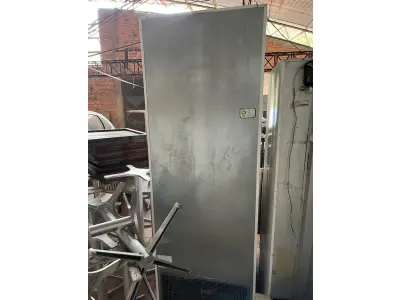 LOTE 001 - LISTAGEM GRANDE DE BENS DE LANCHERIA - PROJETOR, MESAS, CADEIRAS, FRITADEIRAS A GAS E ELETRICAS, FREEZERS, GELADEIRA, TELA, COMPUTADOR, LIXEIRA, FRIGOBAR,  FORNO CONVECTOR, CHAPA BIFETEIRA, AR CONDICIONADO SO FRENTE.