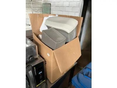 LOTE 001 - LISTAGEM GRANDE DE BENS DE LANCHERIA - PROJETOR, MESAS, CADEIRAS, FRITADEIRAS A GAS E ELETRICAS, FREEZERS, GELADEIRA, TELA, COMPUTADOR, LIXEIRA, FRIGOBAR,  FORNO CONVECTOR, CHAPA BIFETEIRA, AR CONDICIONADO SO FRENTE.