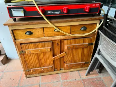 LOTE 001 - LISTAGEM GRANDE DE BENS DE LANCHERIA - PROJETOR, MESAS, CADEIRAS, FRITADEIRAS A GAS E ELETRICAS, FREEZERS, GELADEIRA, TELA, COMPUTADOR, LIXEIRA, FRIGOBAR,  FORNO CONVECTOR, CHAPA BIFETEIRA, AR CONDICIONADO SO FRENTE.