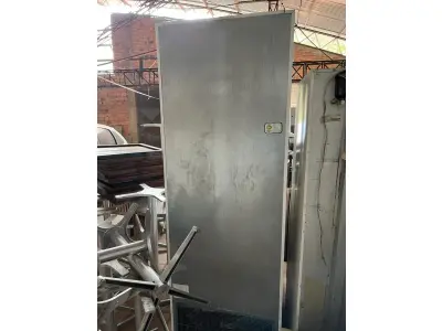 LOTE 001 - LISTAGEM GRANDE DE BENS DE LANCHERIA - PROJETOR, MESAS, CADEIRAS, FRITADEIRAS A GAS E ELETRICAS, FREEZERS, GELADEIRA, TELA, COMPUTADOR, LIXEIRA, FRIGOBAR,  FORNO CONVECTOR, CHAPA BIFETEIRA, AR CONDICIONADO SO FRENTE.