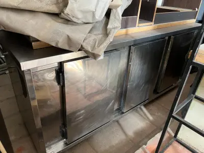 LOTE 001 - LISTAGEM GRANDE DE BENS DE LANCHERIA - PROJETOR, MESAS, CADEIRAS, FRITADEIRAS A GAS E ELETRICAS, FREEZERS, GELADEIRA, TELA, COMPUTADOR, LIXEIRA, FRIGOBAR,  FORNO CONVECTOR, CHAPA BIFETEIRA, AR CONDICIONADO SO FRENTE.