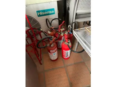 LOTE 001 - LISTAGEM GRANDE DE BENS DE LANCHERIA - PROJETOR, MESAS, CADEIRAS, FRITADEIRAS A GAS E ELETRICAS, FREEZERS, GELADEIRA, TELA, COMPUTADOR, LIXEIRA, FRIGOBAR,  FORNO CONVECTOR, CHAPA BIFETEIRA, AR CONDICIONADO SO FRENTE.