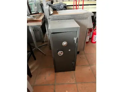LOTE 001 - LISTAGEM GRANDE DE BENS DE LANCHERIA - PROJETOR, MESAS, CADEIRAS, FRITADEIRAS A GAS E ELETRICAS, FREEZERS, GELADEIRA, TELA, COMPUTADOR, LIXEIRA, FRIGOBAR,  FORNO CONVECTOR, CHAPA BIFETEIRA, AR CONDICIONADO SO FRENTE.