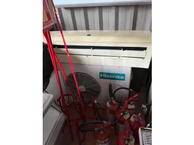 LOTE 001 - LISTAGEM GRANDE DE BENS DE LANCHERIA - PROJETOR, MESAS, CADEIRAS, FRITADEIRAS A GAS E ELETRICAS, FREEZERS, GELADEIRA, TELA, COMPUTADOR, LIXEIRA, FRIGOBAR,  FORNO CONVECTOR, CHAPA BIFETEIRA, AR CONDICIONADO SO FRENTE.