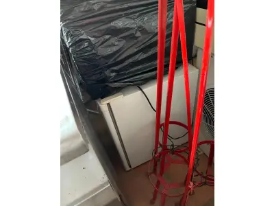 LOTE 001 - LISTAGEM GRANDE DE BENS DE LANCHERIA - PROJETOR, MESAS, CADEIRAS, FRITADEIRAS A GAS E ELETRICAS, FREEZERS, GELADEIRA, TELA, COMPUTADOR, LIXEIRA, FRIGOBAR,  FORNO CONVECTOR, CHAPA BIFETEIRA, AR CONDICIONADO SO FRENTE.