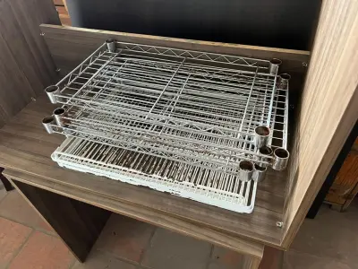 LOTE 001 - LISTAGEM GRANDE DE BENS DE LANCHERIA - PROJETOR, MESAS, CADEIRAS, FRITADEIRAS A GAS E ELETRICAS, FREEZERS, GELADEIRA, TELA, COMPUTADOR, LIXEIRA, FRIGOBAR,  FORNO CONVECTOR, CHAPA BIFETEIRA, AR CONDICIONADO SO FRENTE.