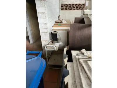 LOTE 001 - LISTAGEM GRANDE DE BENS DE LANCHERIA - PROJETOR, MESAS, CADEIRAS, FRITADEIRAS A GAS E ELETRICAS, FREEZERS, GELADEIRA, TELA, COMPUTADOR, LIXEIRA, FRIGOBAR,  FORNO CONVECTOR, CHAPA BIFETEIRA, AR CONDICIONADO SO FRENTE.