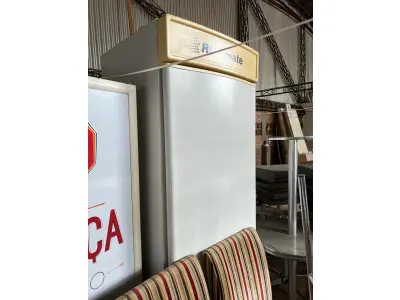 LOTE 001 - LISTAGEM GRANDE DE BENS DE LANCHERIA - PROJETOR, MESAS, CADEIRAS, FRITADEIRAS A GAS E ELETRICAS, FREEZERS, GELADEIRA, TELA, COMPUTADOR, LIXEIRA, FRIGOBAR,  FORNO CONVECTOR, CHAPA BIFETEIRA, AR CONDICIONADO SO FRENTE.