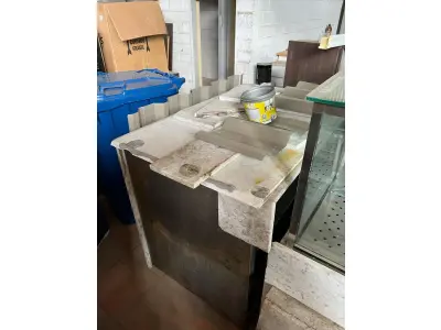 LOTE 001 - LISTAGEM GRANDE DE BENS DE LANCHERIA - PROJETOR, MESAS, CADEIRAS, FRITADEIRAS A GAS E ELETRICAS, FREEZERS, GELADEIRA, TELA, COMPUTADOR, LIXEIRA, FRIGOBAR,  FORNO CONVECTOR, CHAPA BIFETEIRA, AR CONDICIONADO SO FRENTE.