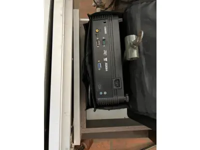 LOTE 001 - LISTAGEM GRANDE DE BENS DE LANCHERIA - PROJETOR, MESAS, CADEIRAS, FRITADEIRAS A GAS E ELETRICAS, FREEZERS, GELADEIRA, TELA, COMPUTADOR, LIXEIRA, FRIGOBAR,  FORNO CONVECTOR, CHAPA BIFETEIRA, AR CONDICIONADO SO FRENTE.