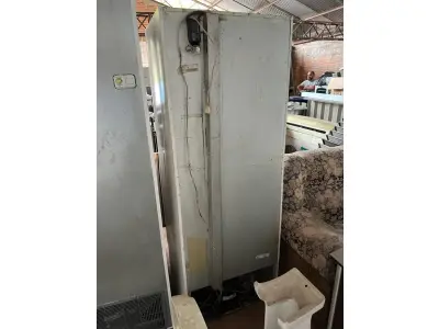 LOTE 001 - LISTAGEM GRANDE DE BENS DE LANCHERIA - PROJETOR, MESAS, CADEIRAS, FRITADEIRAS A GAS E ELETRICAS, FREEZERS, GELADEIRA, TELA, COMPUTADOR, LIXEIRA, FRIGOBAR,  FORNO CONVECTOR, CHAPA BIFETEIRA, AR CONDICIONADO SO FRENTE.