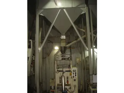LOTE 030 - uma empacotadeira automática Indumak com silo pequeno num 1