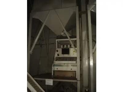 LOTE 031 - uma classificadora ótica de grãos Buhler Sanmak V com silo pequeno
