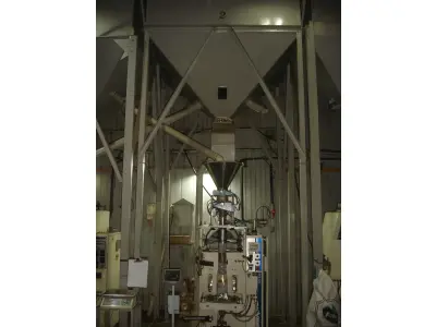 LOTE 029 - uma empacotadeira automática Indumak DG450 com silo grande num 2