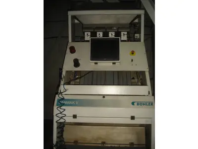 LOTE 031 - uma classificadora ótica de grãos Buhler Sanmak V com silo pequeno
