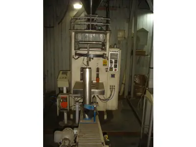 LOTE 030 - uma empacotadeira automática Indumak com silo pequeno num 1