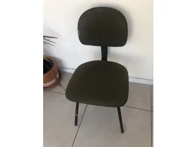 LOTE 004 - 1 cadeira simples de escritório