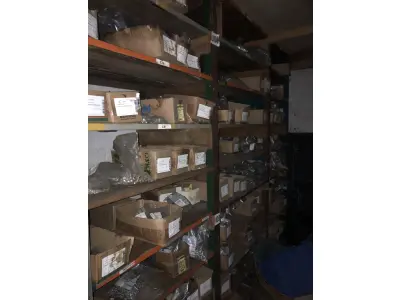 LOTE 001 - Lote grande com prateleiras de madeiras com parafusos, porcas, barras de ferro com rosca, pregos, chapinhas de fixação
