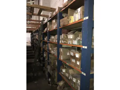 LOTE 001 - Lote grande com prateleiras de madeiras com parafusos, porcas, barras de ferro com rosca, pregos, chapinhas de fixação