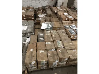 LOTE 001 - Lote com aproximadamente 56 paletes de parafusos, porcas, barras de ferro com rosca, pregos, chapinhas de fixação, aprox. 3.500kg