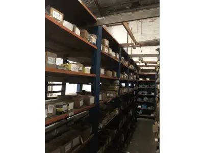 LOTE 001 - Lote grande com prateleiras de madeiras com parafusos, porcas, barras de ferro com rosca, pregos, chapinhas de fixação
