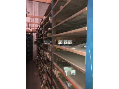 LOTE 001 - Lote grande com prateleiras de madeiras com parafusos, porcas, barras de ferro com rosca, pregos, chapinhas de fixação