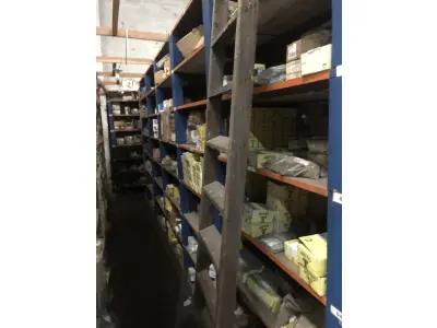 LOTE 001 - Lote grande com prateleiras de madeiras com parafusos, porcas, barras de ferro com rosca, pregos, chapinhas de fixação