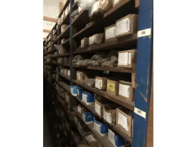 LOTE 001 - Lote grande com prateleiras de madeiras com parafusos, porcas, barras de ferro com rosca, pregos, chapinhas de fixação