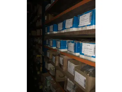 LOTE 001 - Lote grande com prateleiras de madeiras com parafusos, porcas, barras de ferro com rosca, pregos, chapinhas de fixação