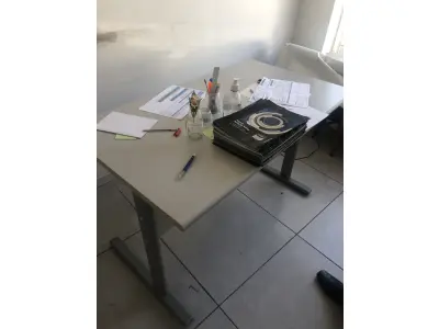 LOTE 010 - 1 mesa de escritório