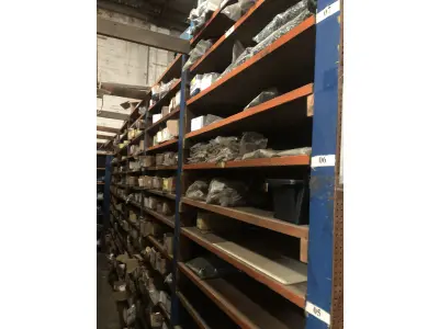 LOTE 001 - Lote grande com prateleiras de madeiras com parafusos, porcas, barras de ferro com rosca, pregos, chapinhas de fixação