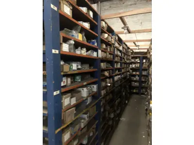 LOTE 001 - Lote grande com prateleiras de madeiras com parafusos, porcas, barras de ferro com rosca, pregos, chapinhas de fixação