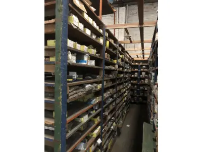 LOTE 001 - Lote grande com prateleiras de madeiras com parafusos, porcas, barras de ferro com rosca, pregos, chapinhas de fixação