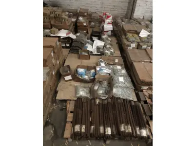LOTE 001 - Lote com aproximadamente 56 paletes de parafusos, porcas, barras de ferro com rosca, pregos, chapinhas de fixação, aprox. 3.500kg