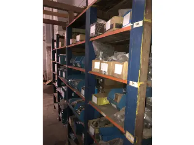 LOTE 001 - Lote grande com prateleiras de madeiras com parafusos, porcas, barras de ferro com rosca, pregos, chapinhas de fixação