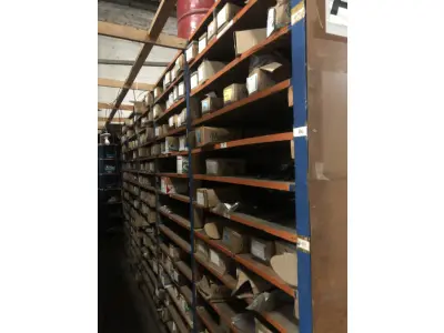 LOTE 001 - Lote grande com prateleiras de madeiras com parafusos, porcas, barras de ferro com rosca, pregos, chapinhas de fixação