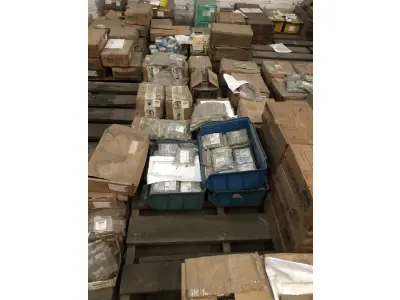 LOTE 001 - Lote com aproximadamente 56 paletes de parafusos, porcas, barras de ferro com rosca, pregos, chapinhas de fixação, aprox. 3.500kg