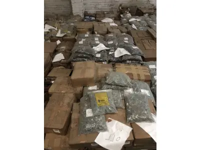 LOTE 001 - Lote com aproximadamente 56 paletes de parafusos, porcas, barras de ferro com rosca, pregos, chapinhas de fixação, aprox. 3.500kg