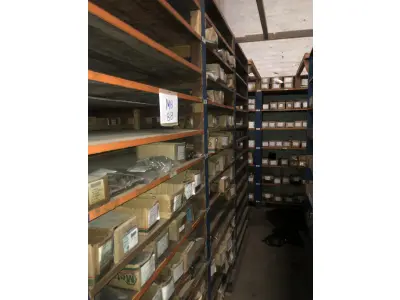 LOTE 001 - Lote grande com prateleiras de madeiras com parafusos, porcas, barras de ferro com rosca, pregos, chapinhas de fixação