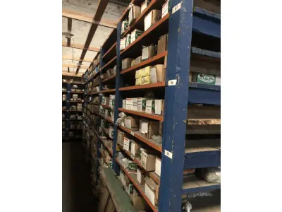 LOTE 001 - Lote grande com prateleiras de madeiras com parafusos, porcas, barras de ferro com rosca, pregos, chapinhas de fixação