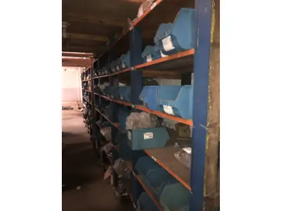 LOTE 001 - Lote grande com prateleiras de madeiras com parafusos, porcas, barras de ferro com rosca, pregos, chapinhas de fixação