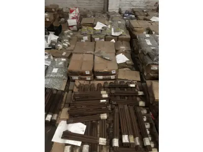 LOTE 001 - Lote com aproximadamente 56 paletes de parafusos, porcas, barras de ferro com rosca, pregos, chapinhas de fixação, aprox. 3.500kg