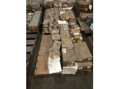 LOTE 001 - Lote com aproximadamente 56 paletes de parafusos, porcas, barras de ferro com rosca, pregos, chapinhas de fixação, aprox. 3.500kg