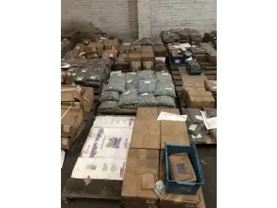 LOTE 001 - Lote com aproximadamente 56 paletes de parafusos, porcas, barras de ferro com rosca, pregos, chapinhas de fixação, aprox. 3.500kg