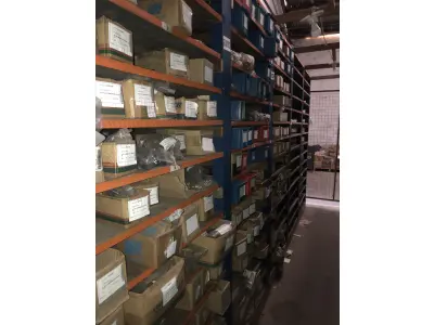 LOTE 001 - Lote grande com prateleiras de madeiras com parafusos, porcas, barras de ferro com rosca, pregos, chapinhas de fixação