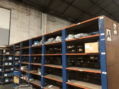 LOTE 001 - Lote grande com prateleiras de madeiras com parafusos, porcas, barras de ferro com rosca, pregos, chapinhas de fixação